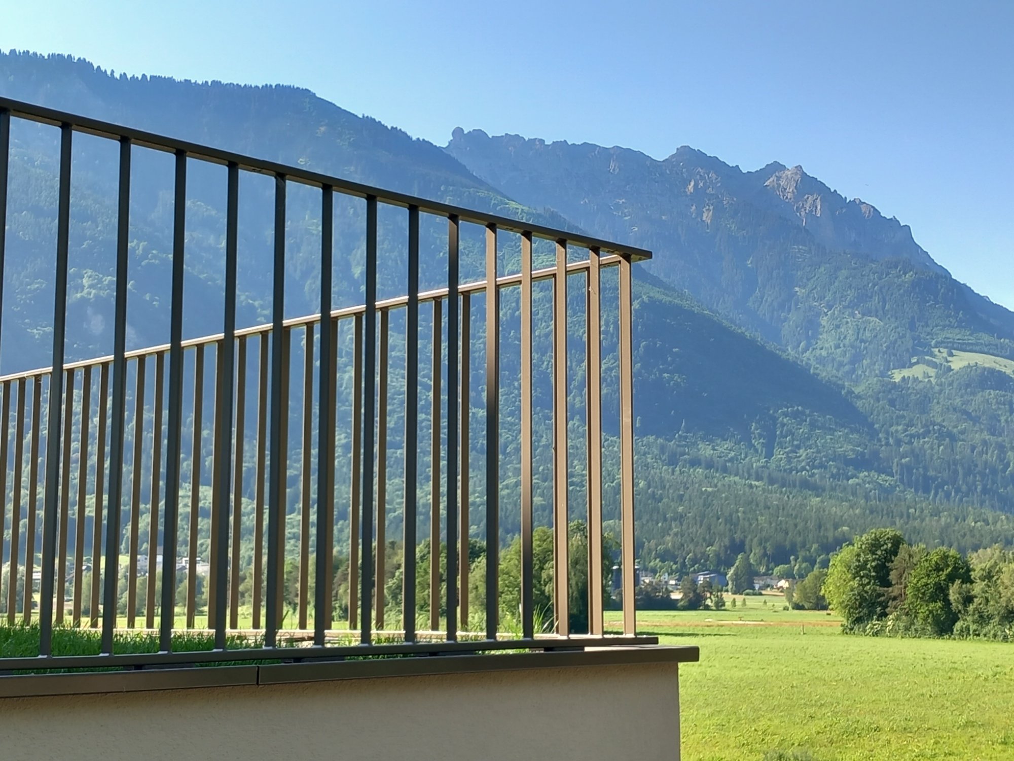 Staketengeländer vor Bergpanorama